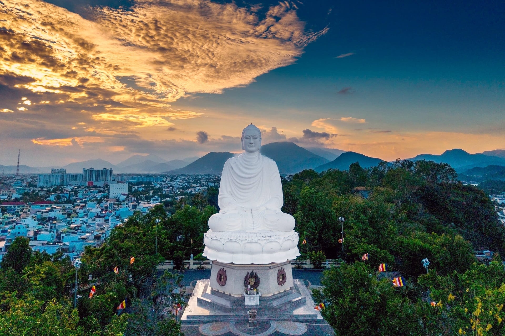 Chùa Long Sơn nơi có bức tượng kim thân Phật tổ lớn nhất Việt Nam
